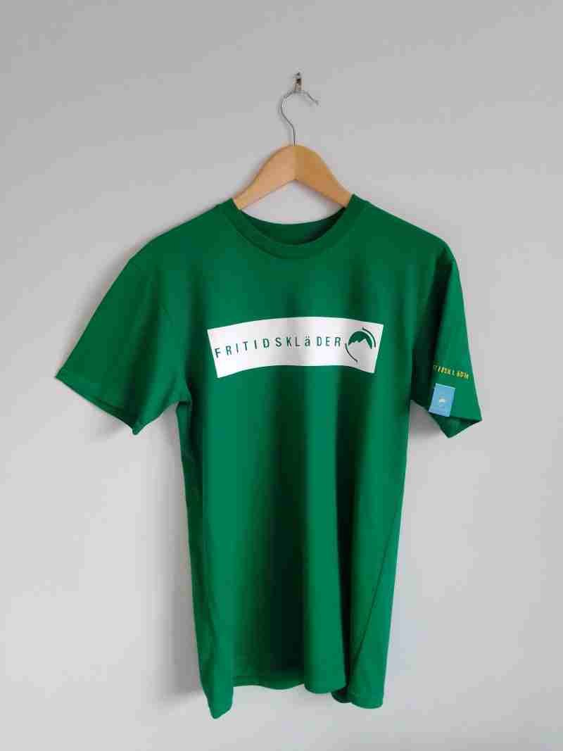 Fritidsklader Green withwhite banner t-shirt